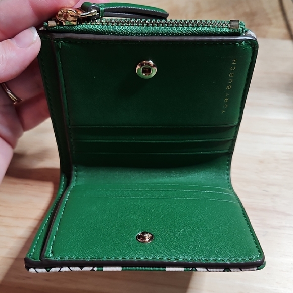 Tory Burch Green and White Wallet - Picture 4 of 14